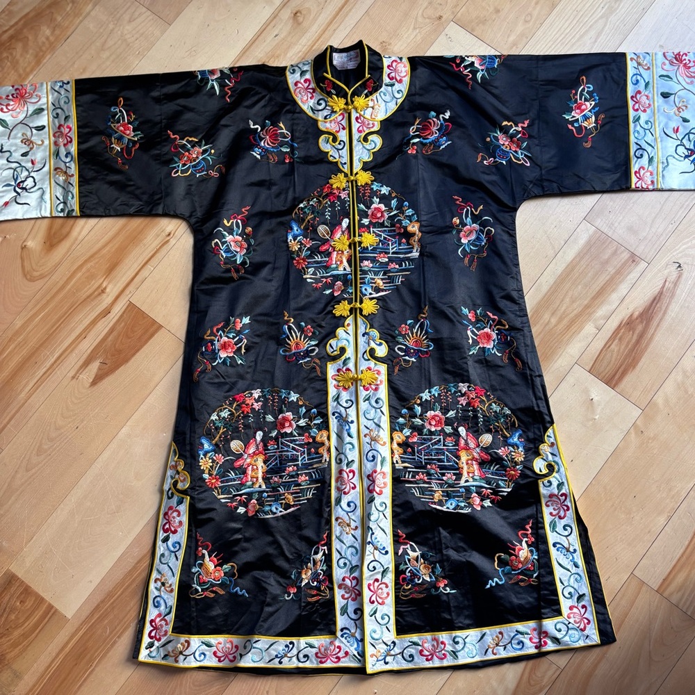 Chinese Silk Blend Embroidered Robe Kimono - Rare Vintage - Like New Condition